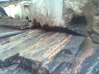 Husgrund p&aring; berg &nbsp;med sprickor -12